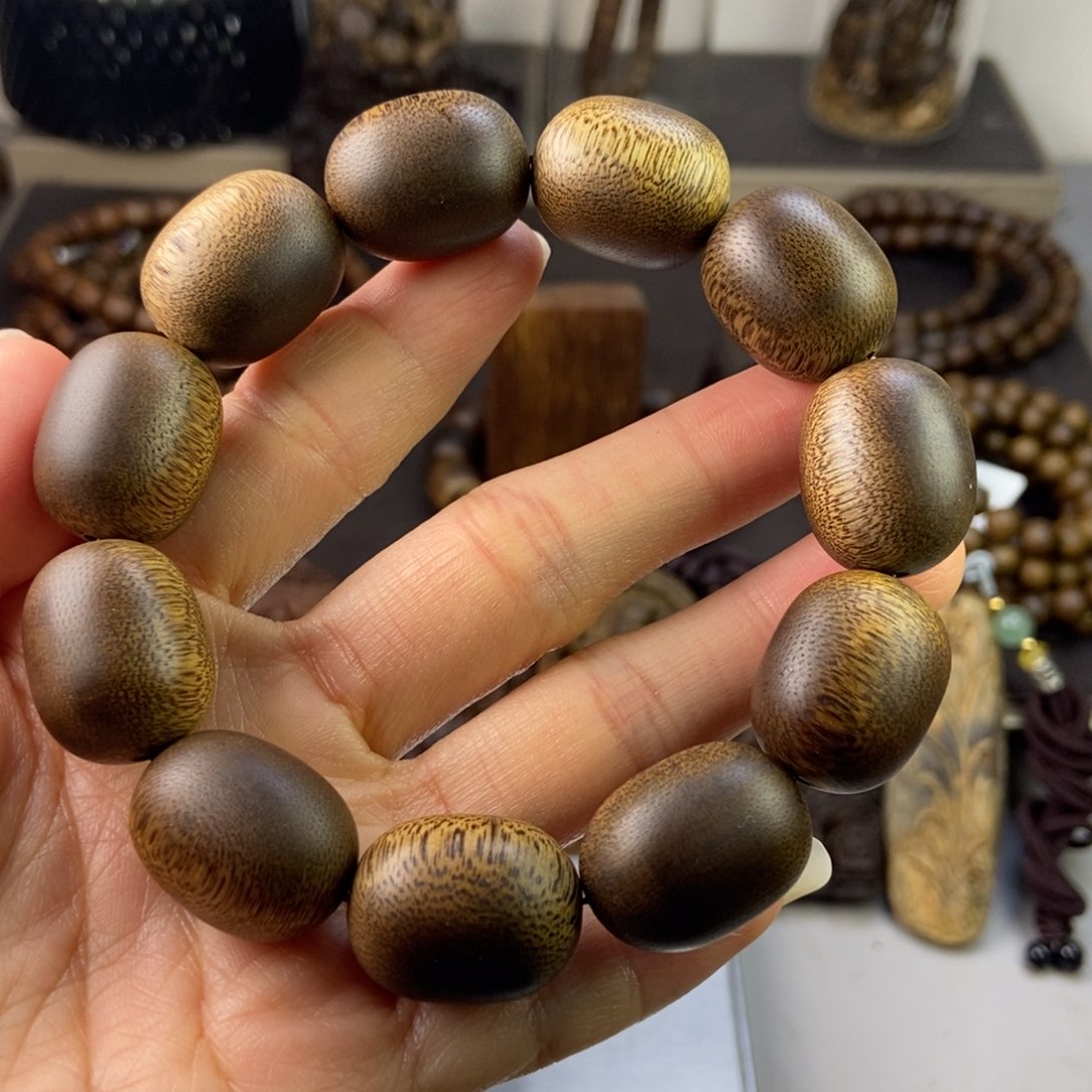 沉香手串背**?越南芽庄白