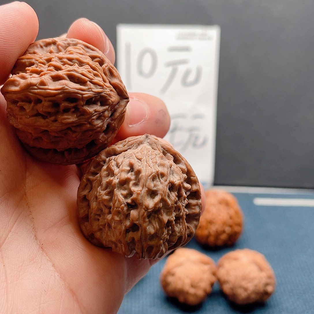 文玩核桃吊坠老三角白