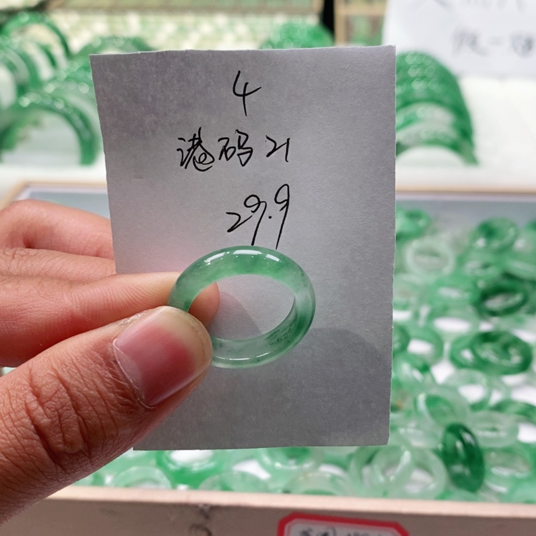 未镶嵌戒圈石英质玉（非洲翠）锦****?