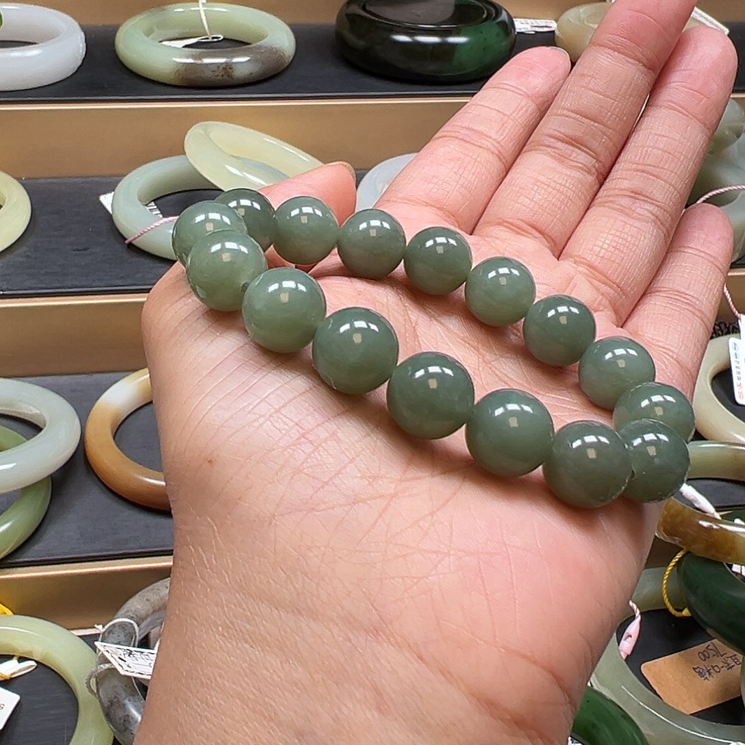 和田玉未镶嵌手镯