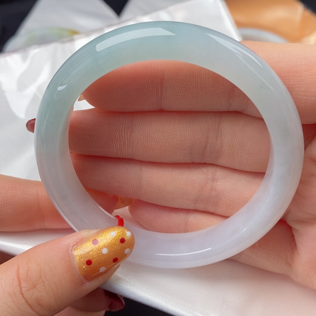 翡翠手镯未镶嵌57圈