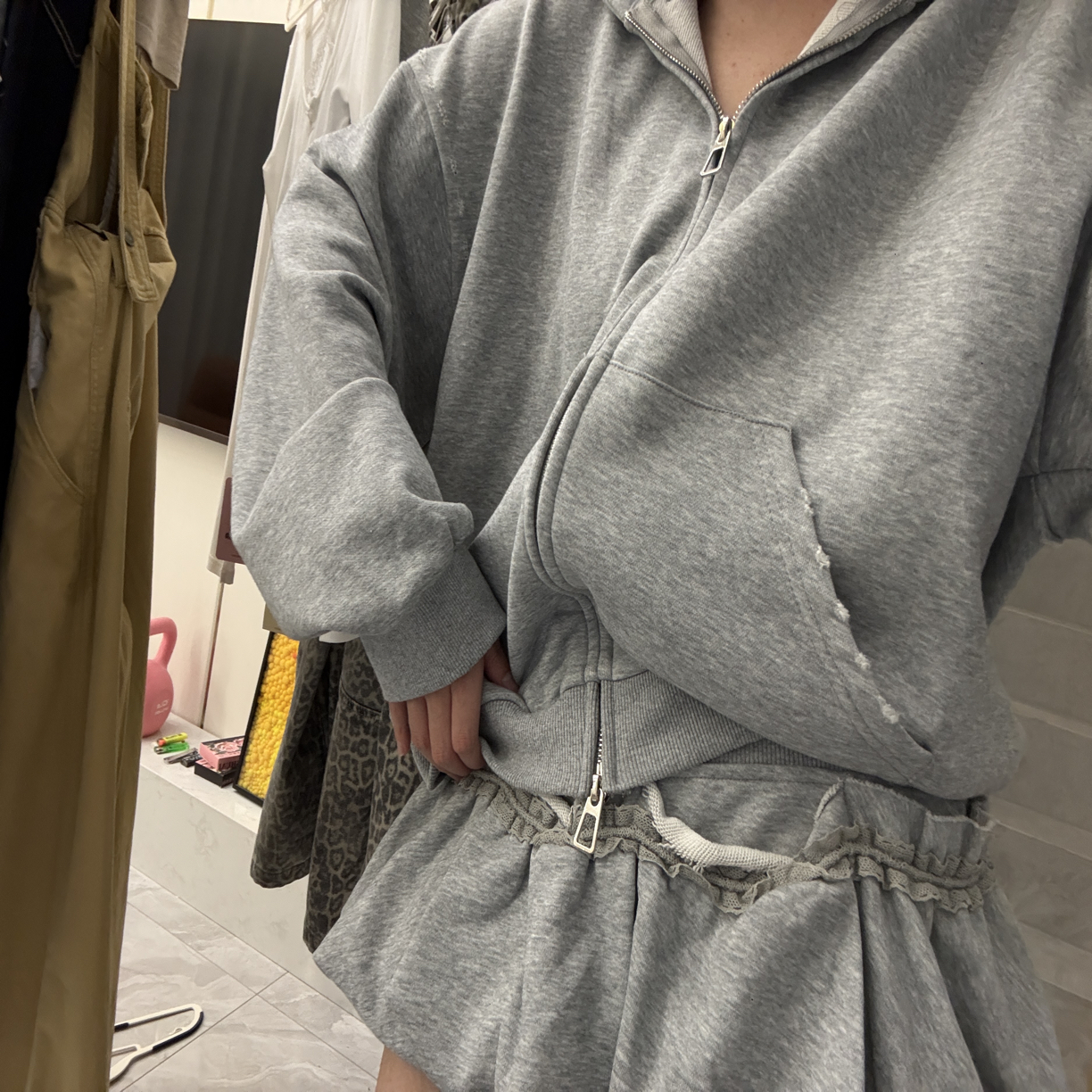 露肩挂脖露背卫衣与休闲长裤套装