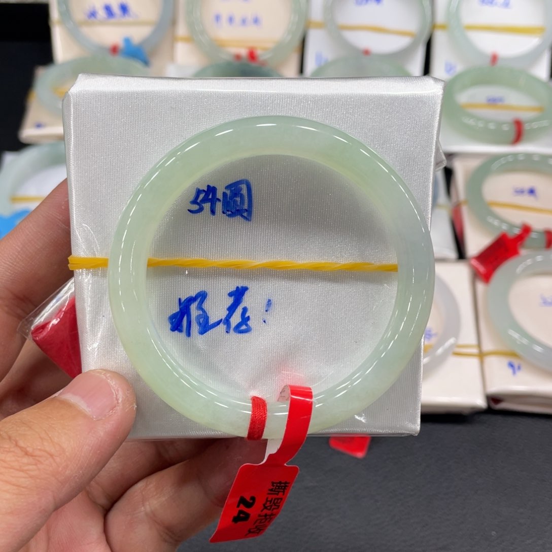 翡翠手镯未镶嵌天然翡翠