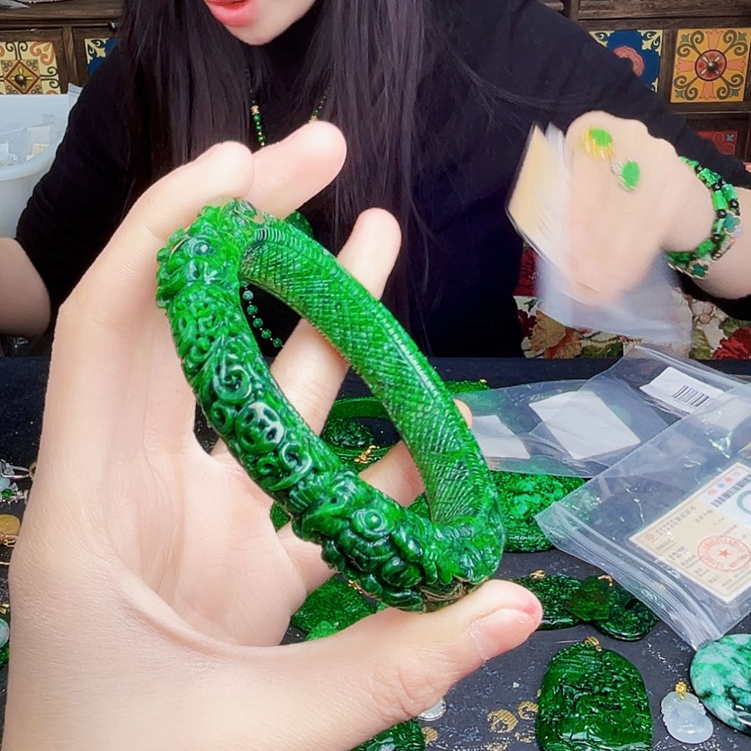 颈饰未镶嵌翡翠多样性