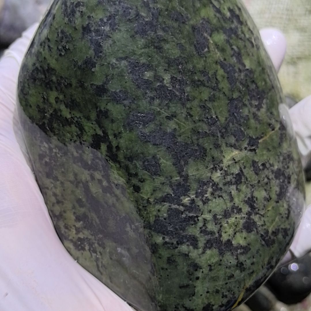 若***。藏玉药王石原石一个