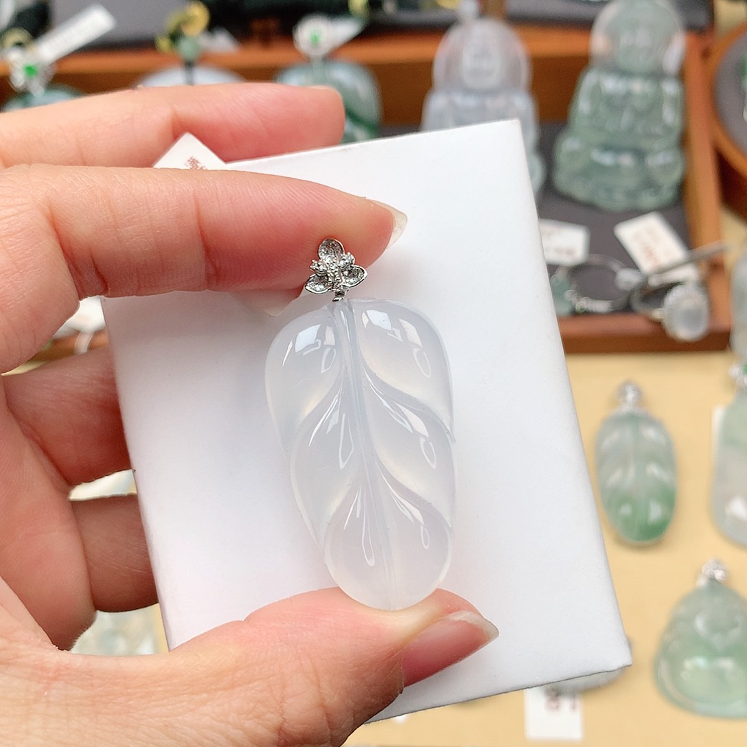 翡翠颈饰18K金镶嵌叶子