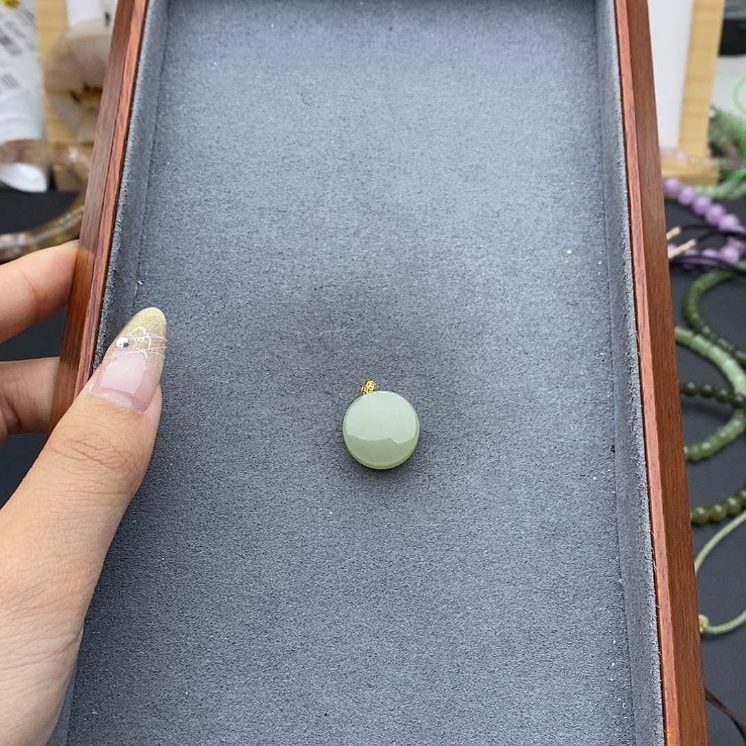 和田玉吊坠(不含链)18K金镶嵌