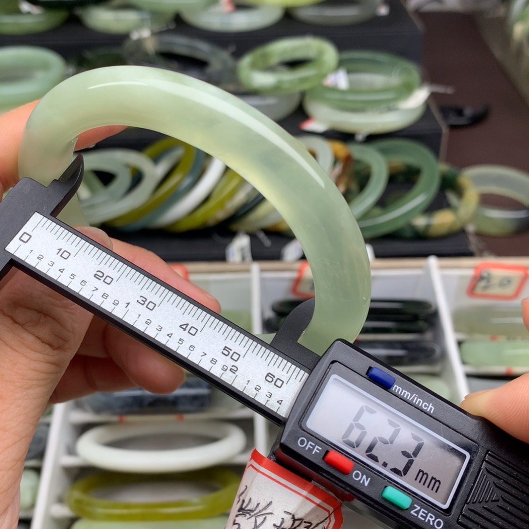 蛇纹石玉未镶嵌手镯905