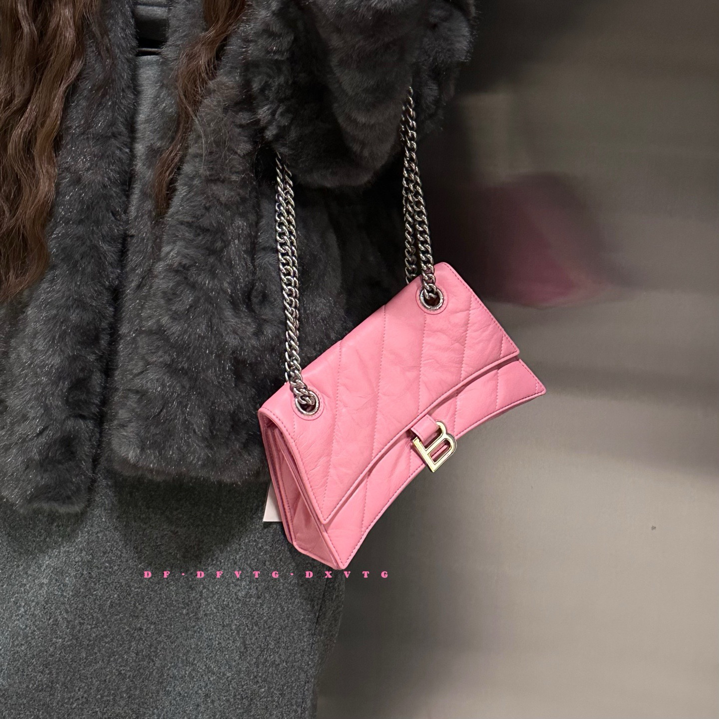 95新 Balenciaga/巴黎世家 巴黎世家 樱花粉链条斜挎包