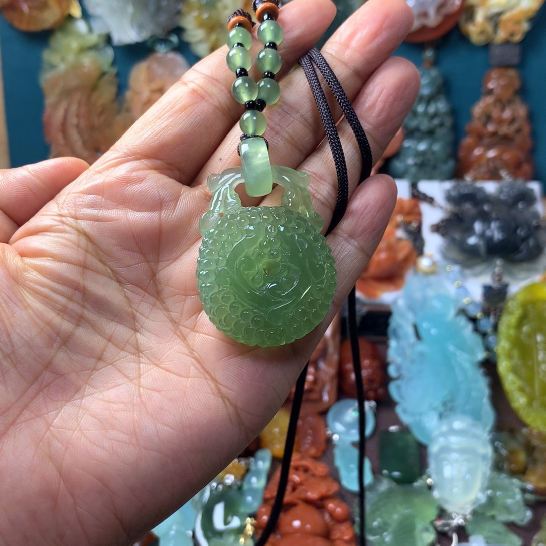 蛇纹石玉未镶嵌挂坠