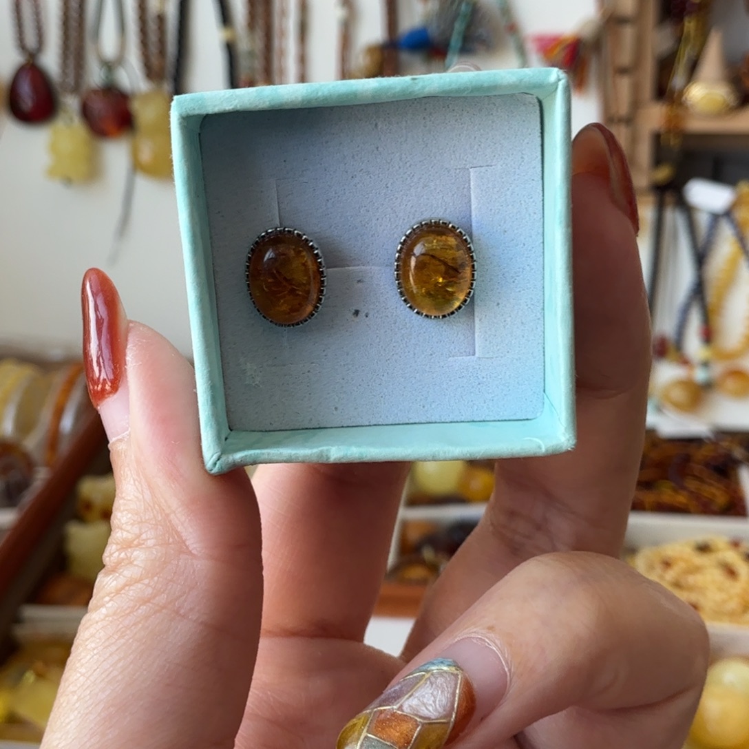 懶***树脂非金属小耳钉