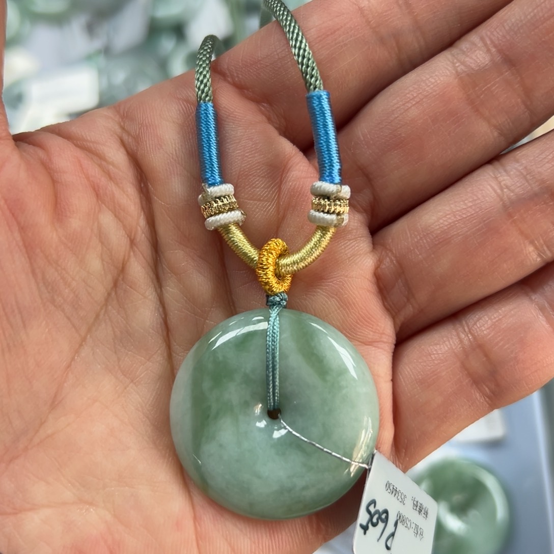 翡翠颈饰未镶嵌平安扣