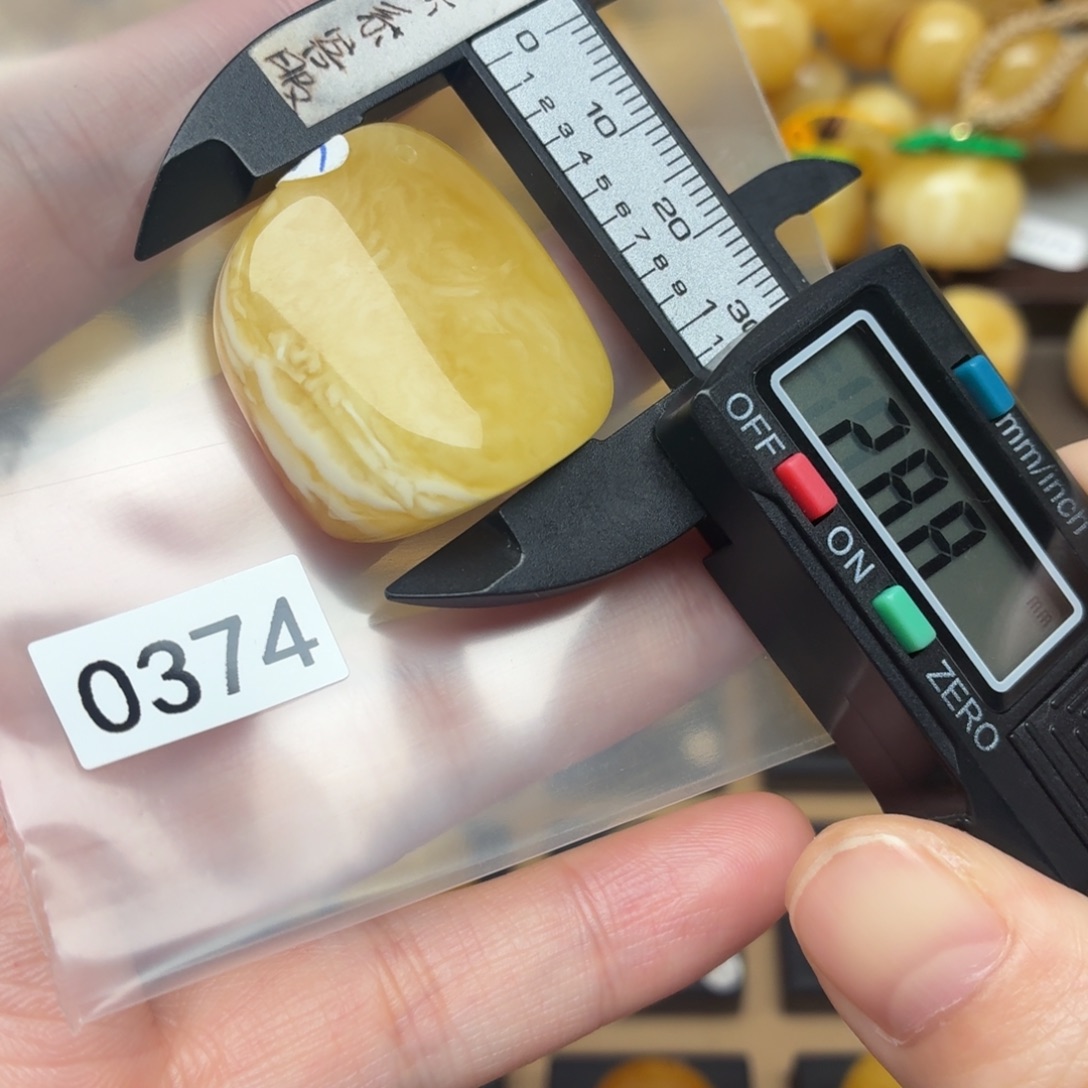 琥珀未镶嵌裸石蜜蜡单面原皮