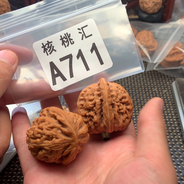 文玩核桃吊坠红锦鲤