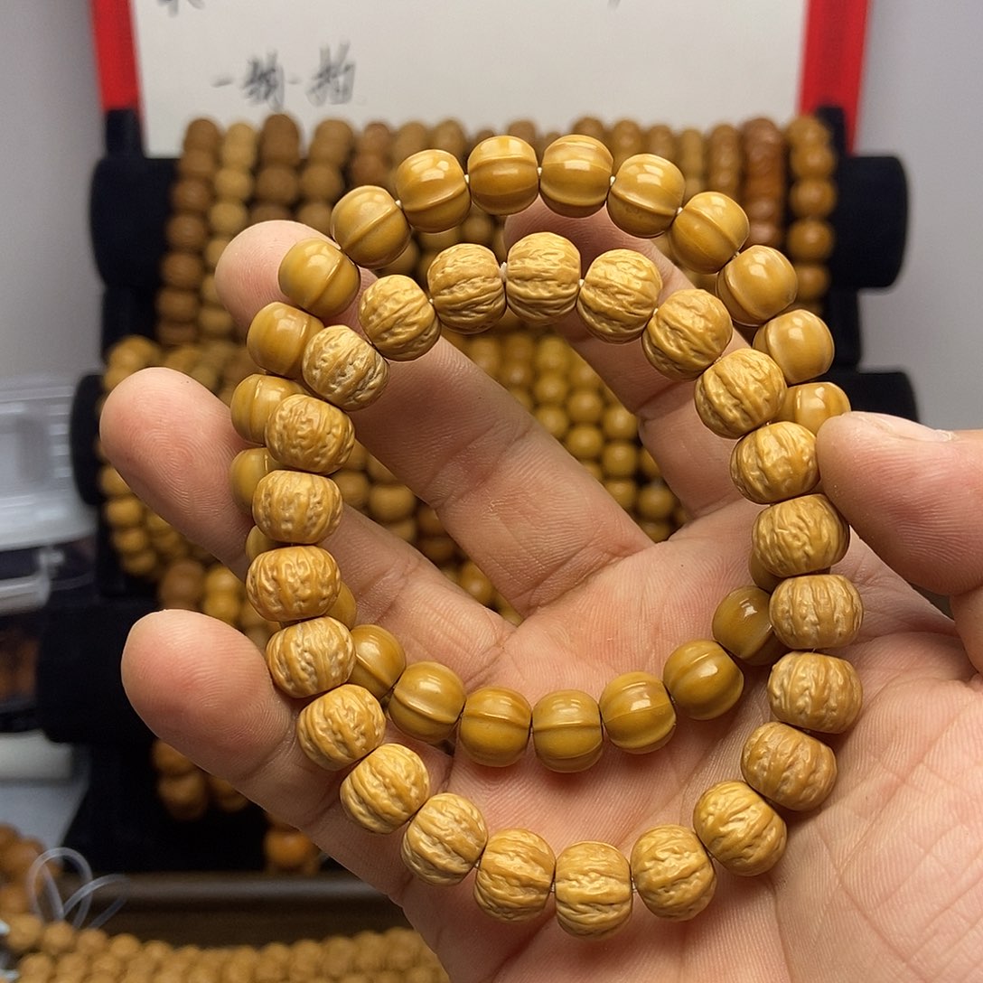 发****手串猴头核桃京八楞一条，鲨鱼背一条
