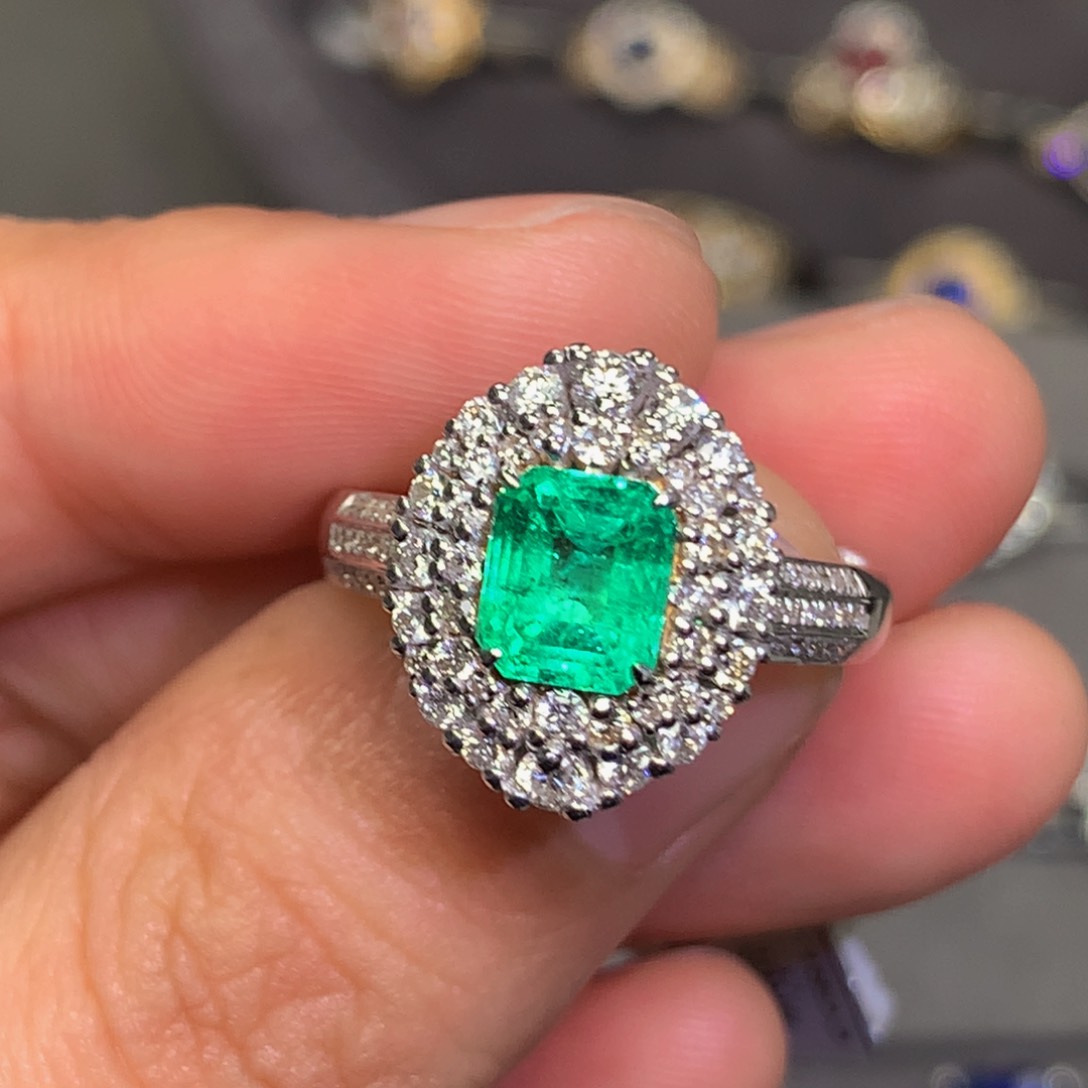 祖母绿戒指18K金镶嵌