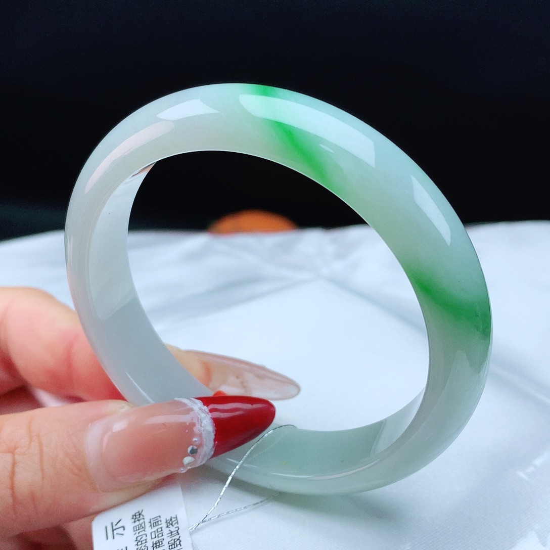 翡翠手镯未镶嵌54圈