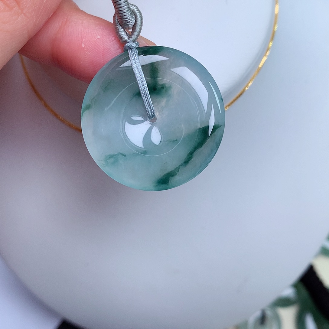 翡翠颈饰未镶嵌平安扣