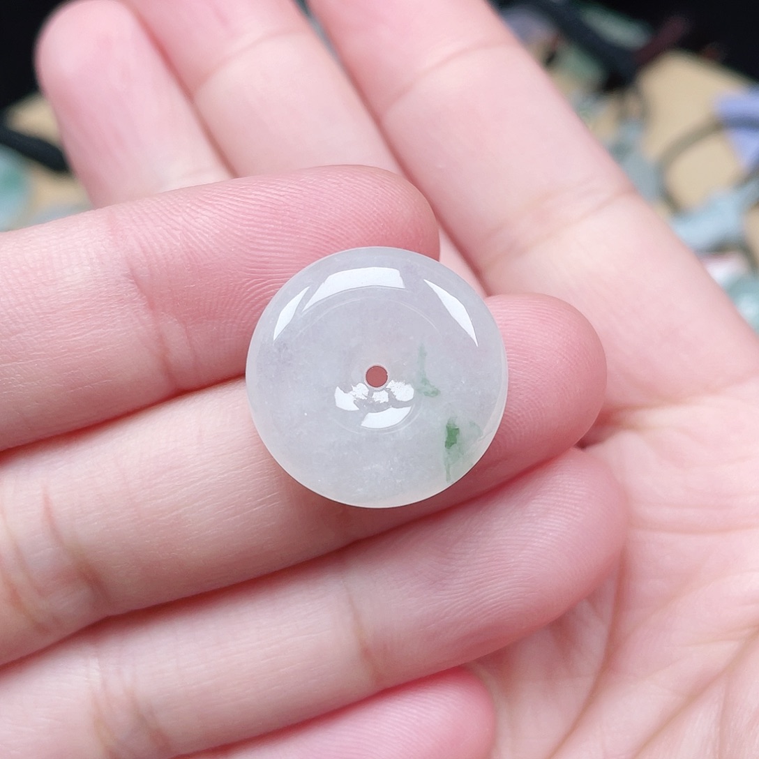 翡翠颈饰未镶嵌平安扣