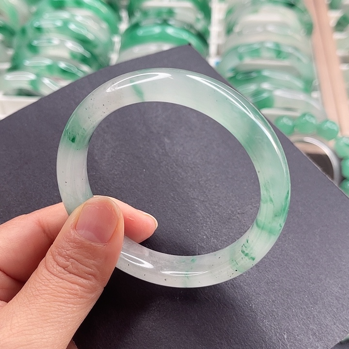 未镶嵌手镯石英质玉