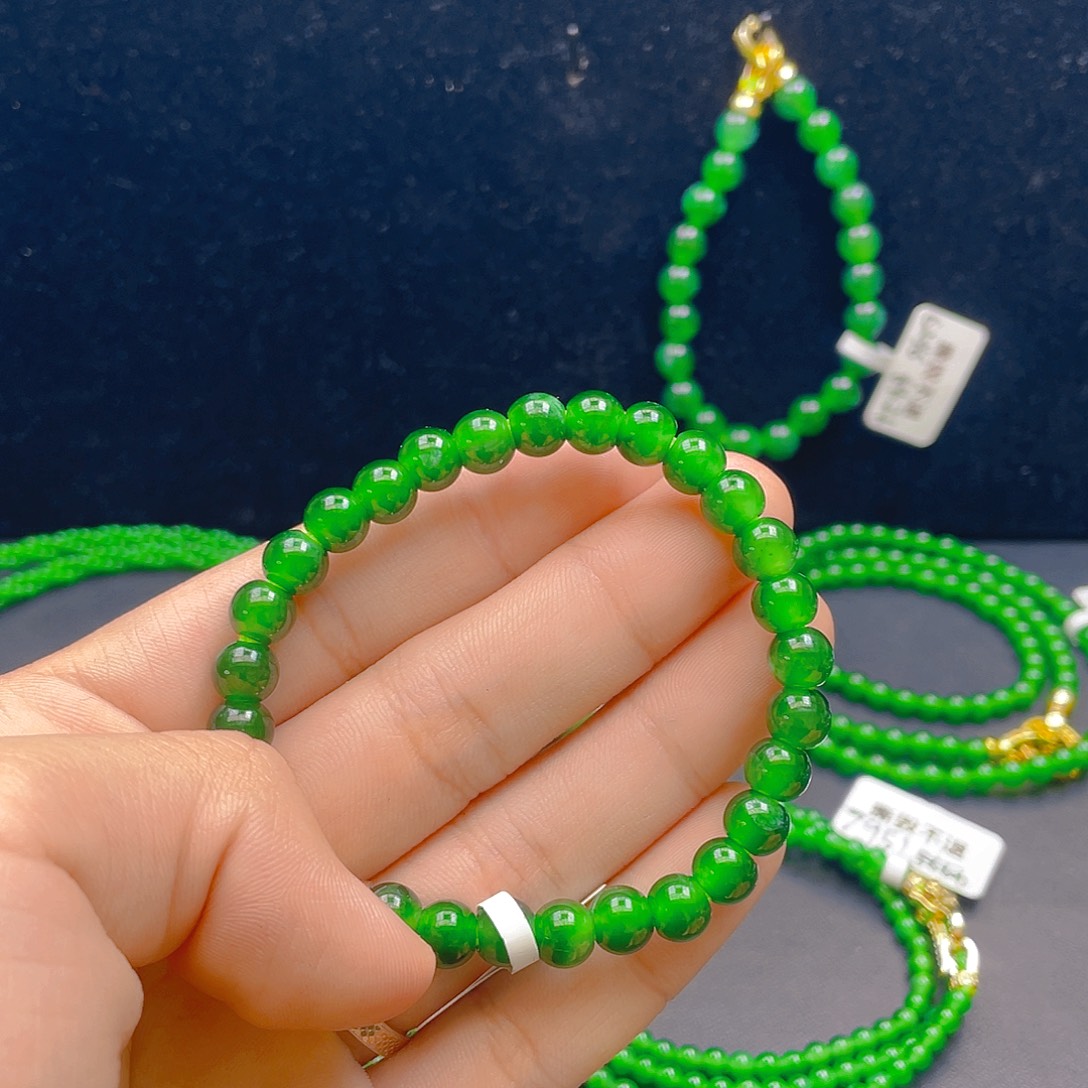 翡翠未镶嵌项链     