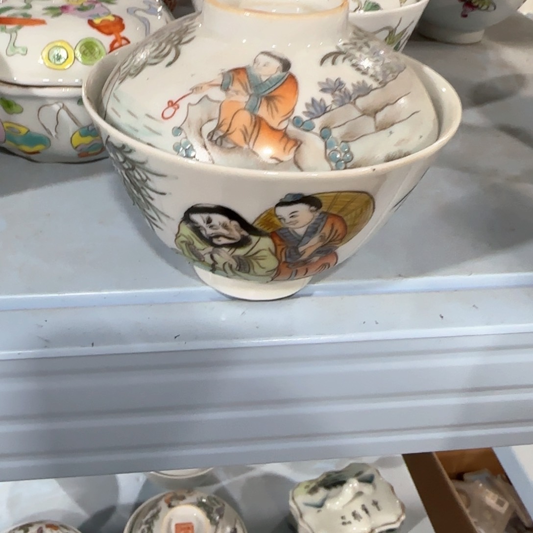 瓷片瓷器上用白泥雕刻出各种