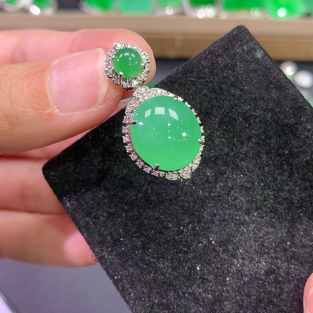 翡翠吊坠(赠链)18K金镶嵌