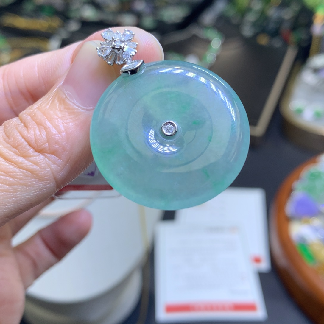 颈饰18K金镶嵌翡翠