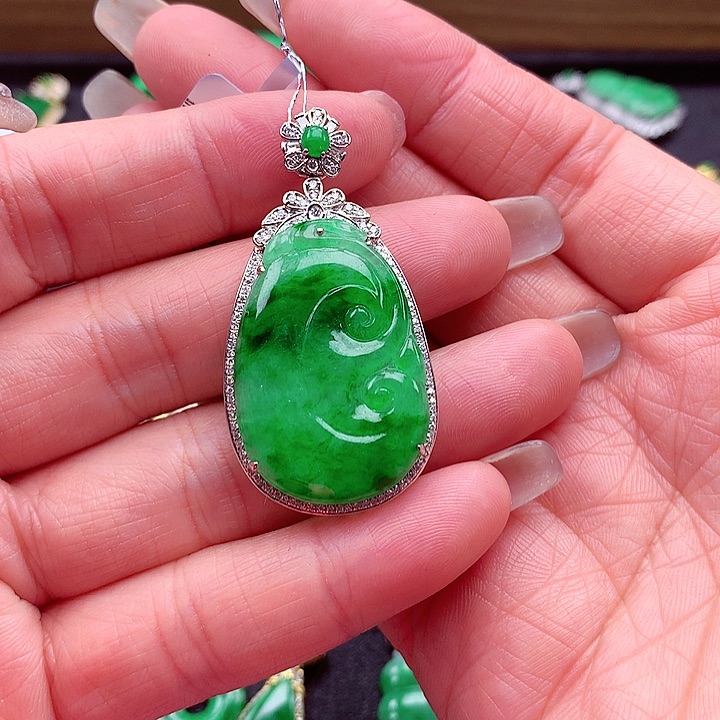 翡翠颈饰18K金镶嵌翡翠