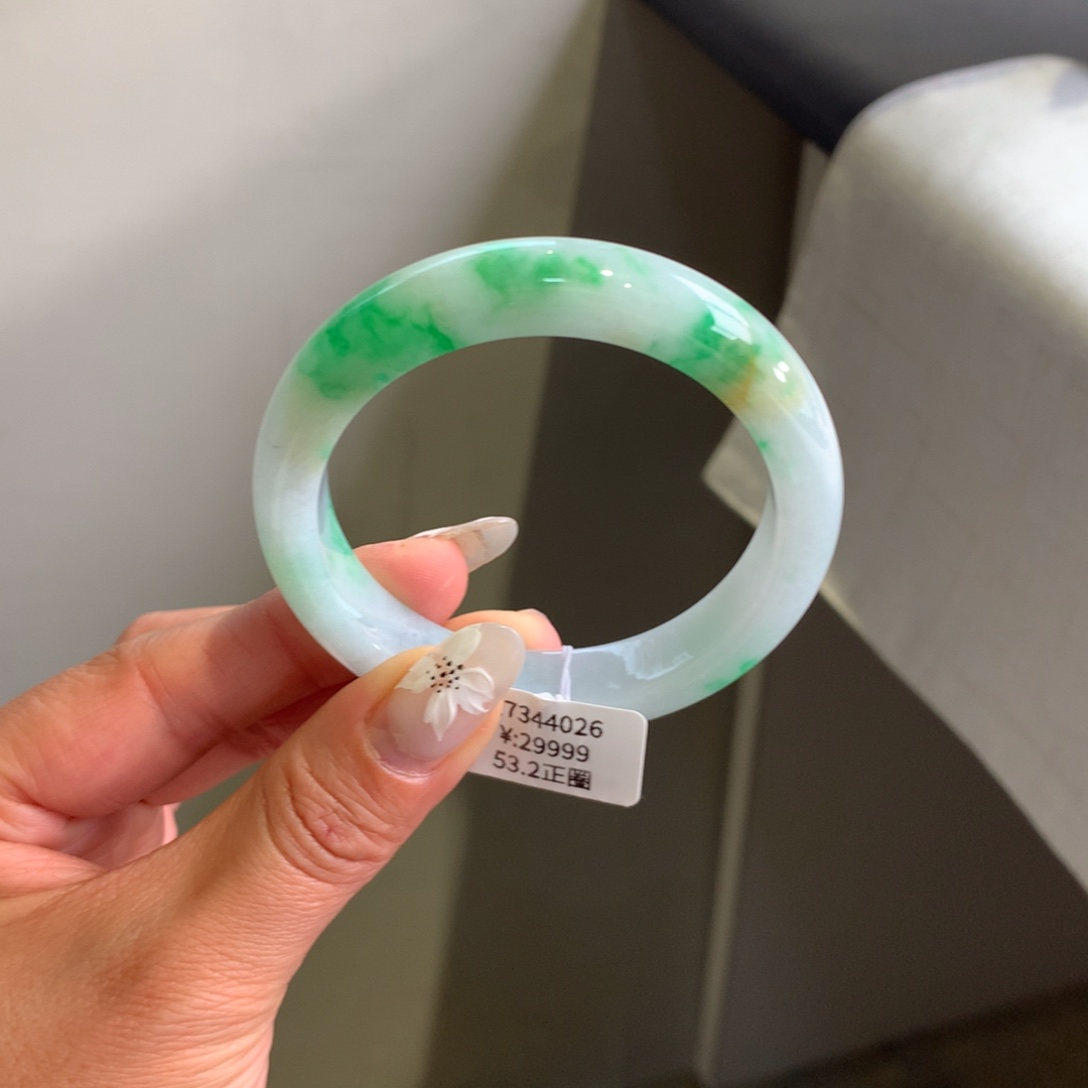 翡翠手镯未镶嵌白底飘绿带黄翡53.2正圈