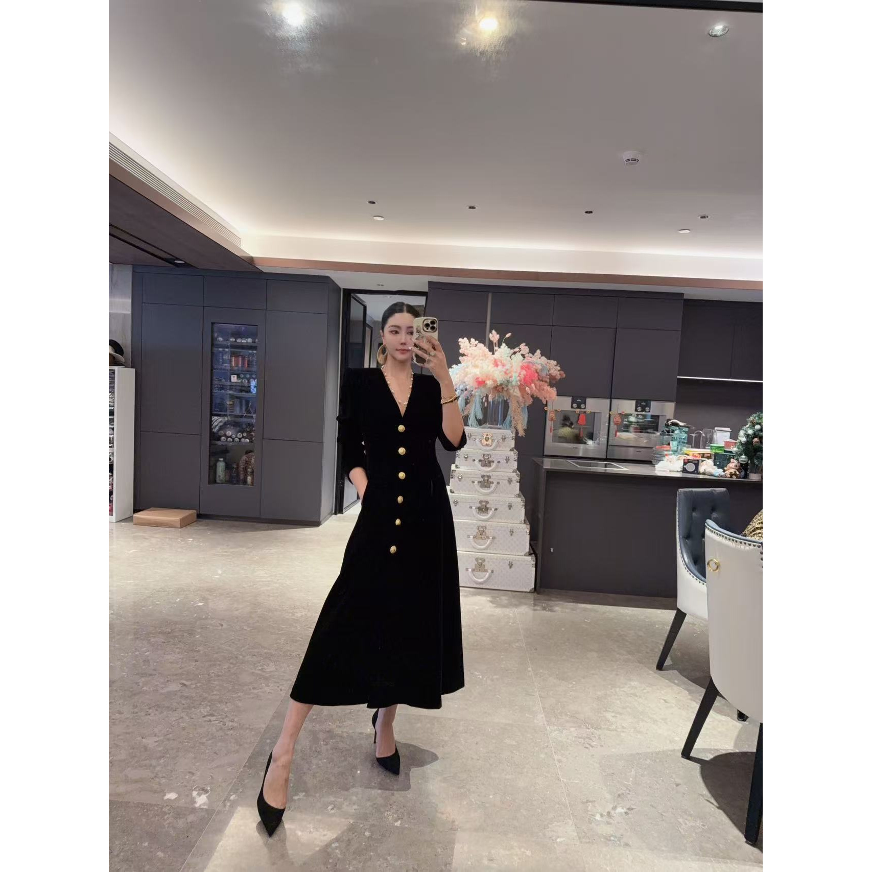 DUOMI【霸气女主】黑色净版V领金扣六扣长袖连衣裙