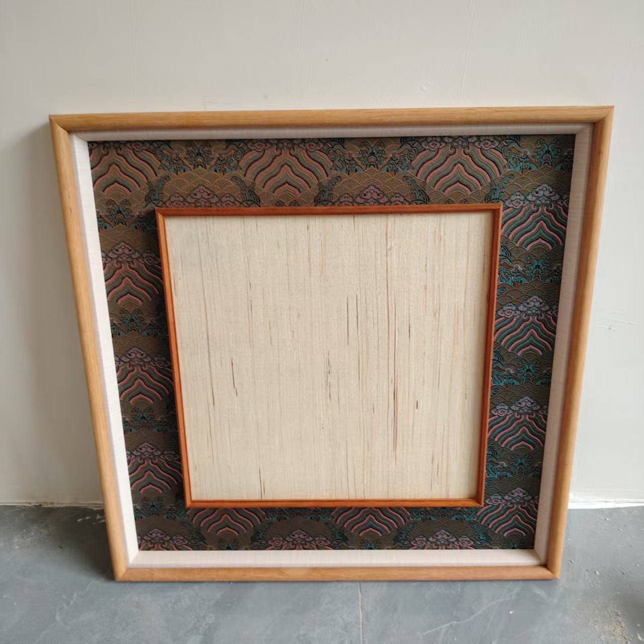 到手两个【秀江南50*50实木立体框中框内33*33】画框