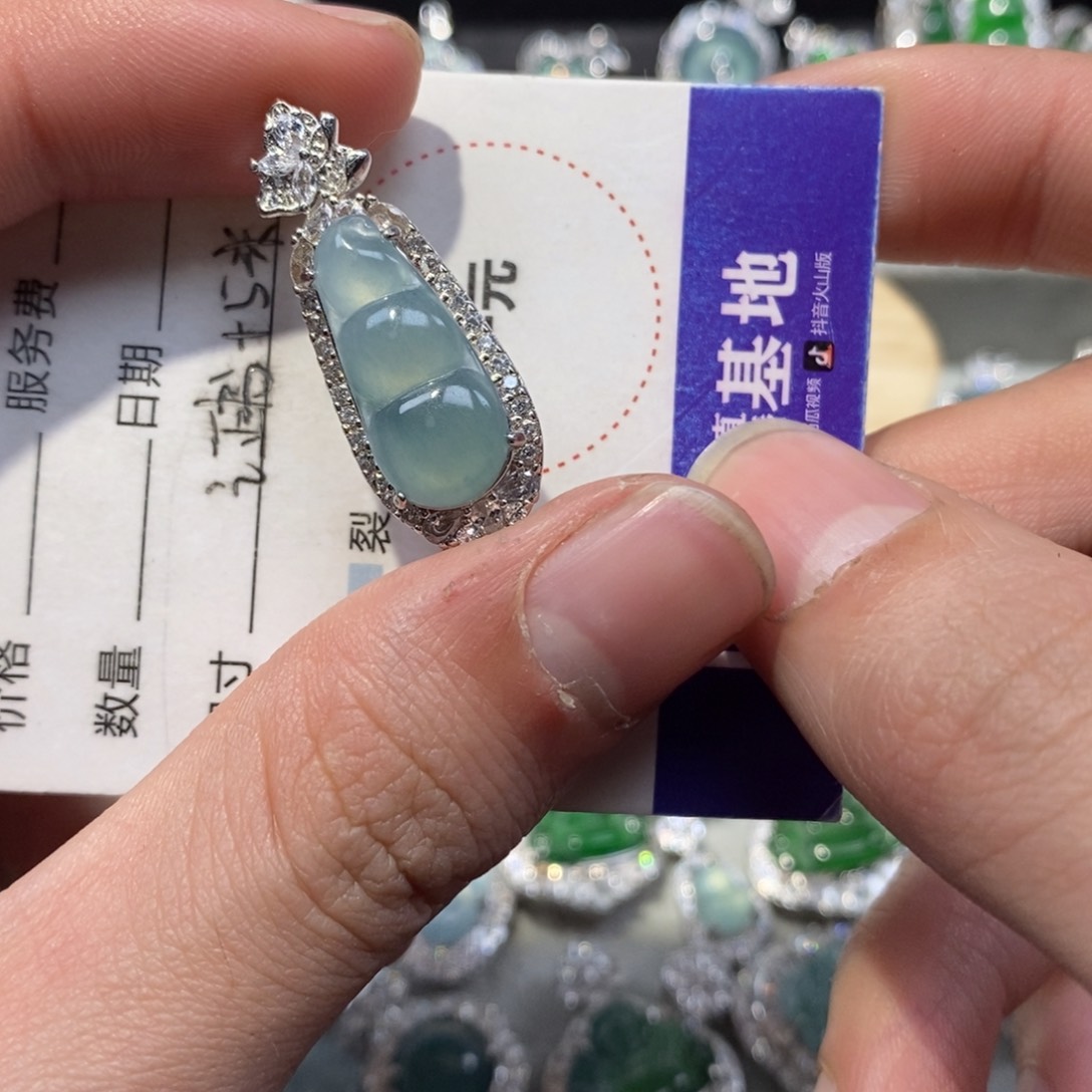 翡翠颈饰未镶嵌翡翠