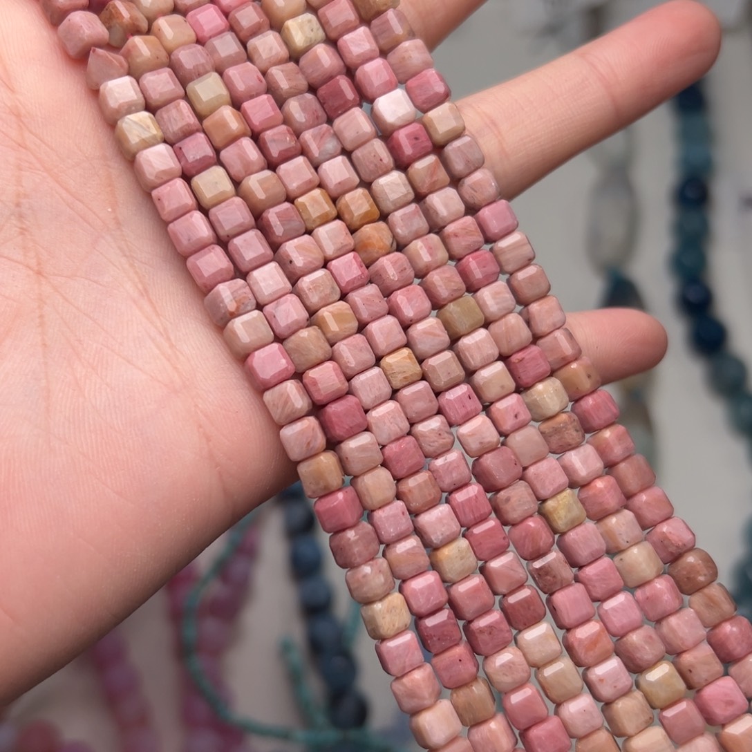 玛瑙/玉髓合金珠宝半成品K345。福利5mm钻切红纹石方糖一条