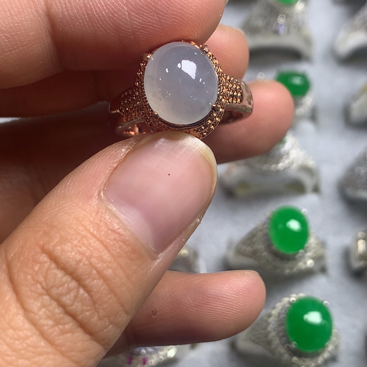 翡翠未镶嵌戒指铜托，卖裸石，需要二次镶嵌