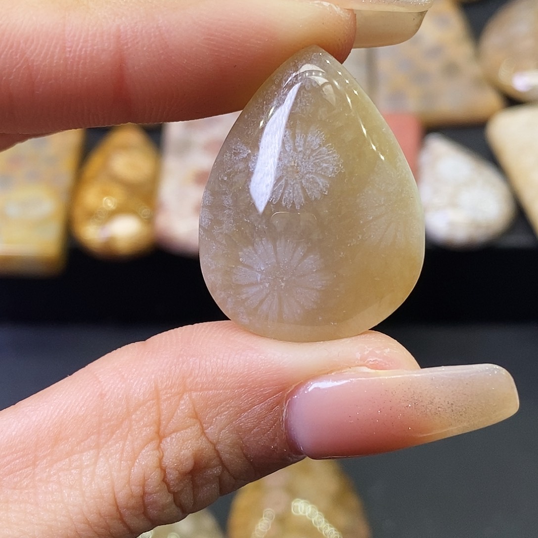 硅化玉颈饰合金春**月
