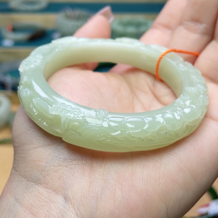 和田玉手镯55圈口。编号71未镶嵌