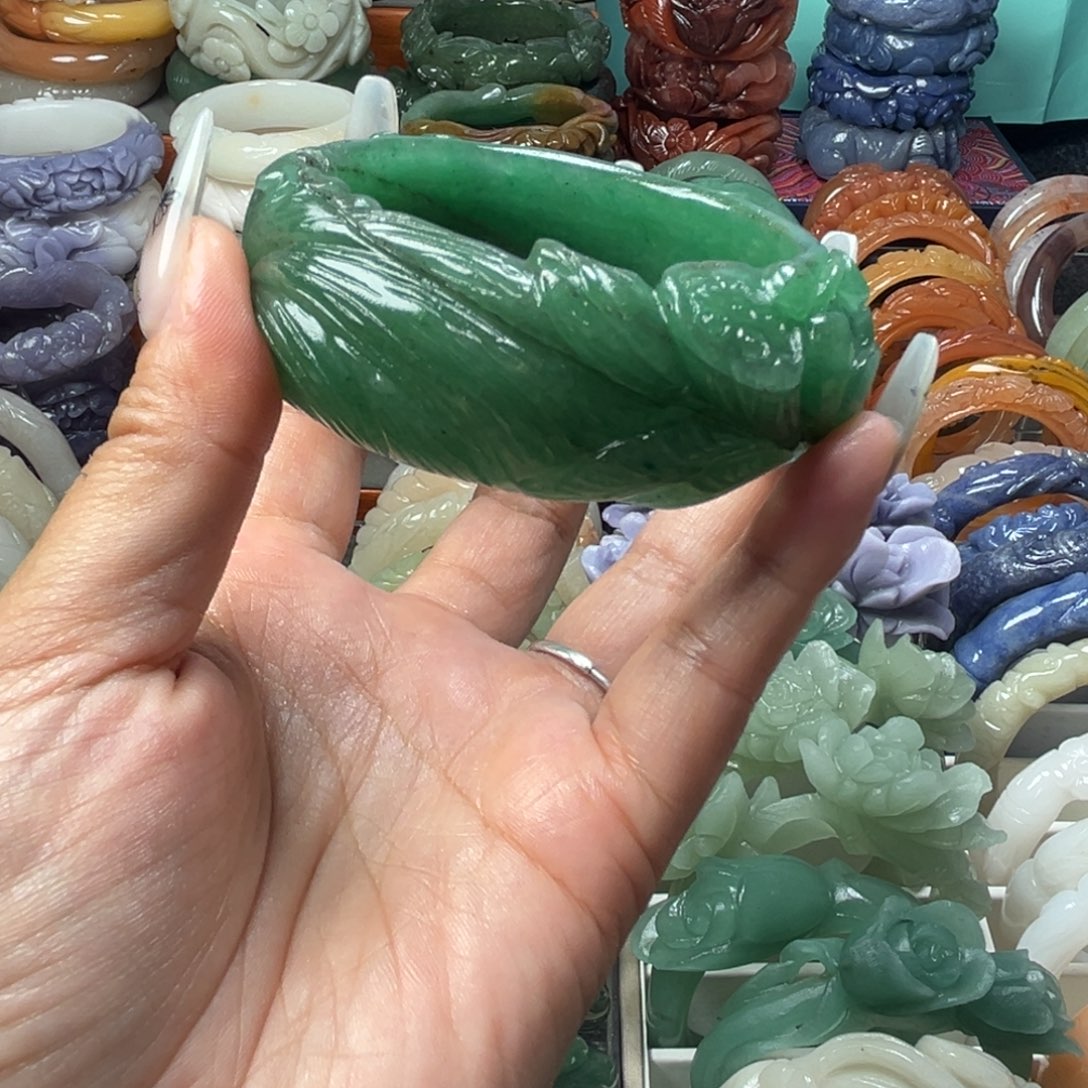 石英质玉未镶嵌雕花手镯