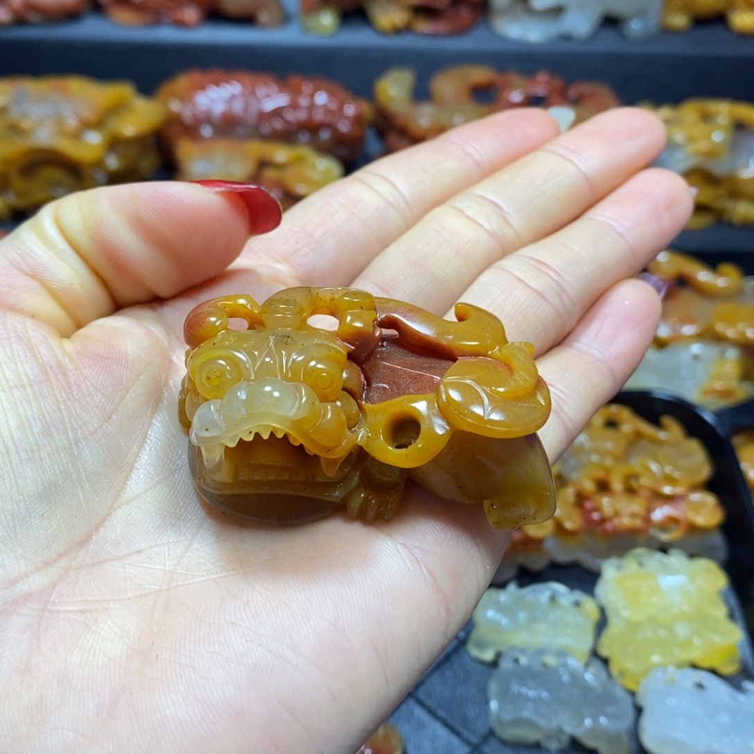 石英质玉（黄龙玉）未镶嵌颈饰