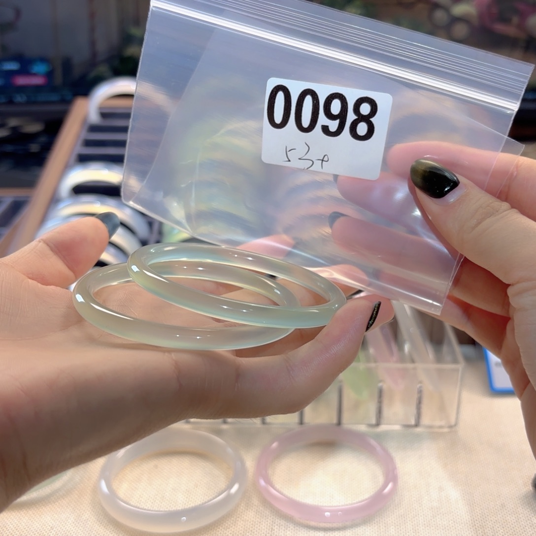 莓****玛瑙/玉髓未镶嵌手镯