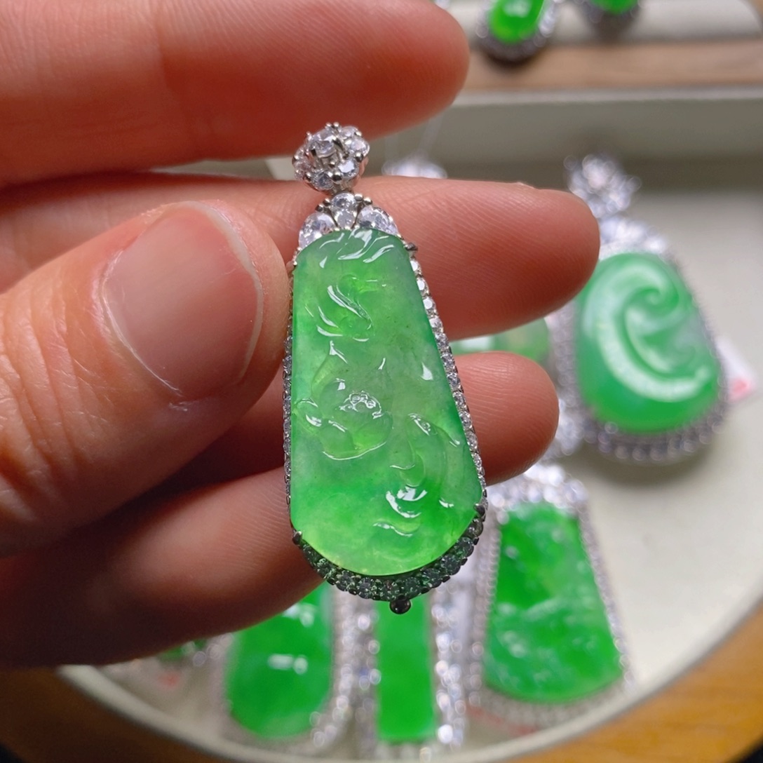 翡翠颈饰银S925镶嵌吊坠