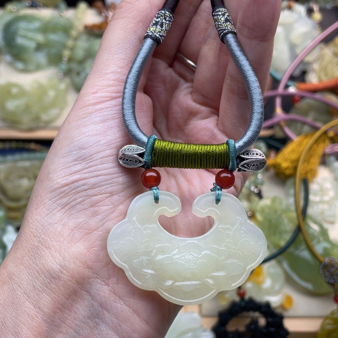 蛇纹石玉颈饰未镶嵌