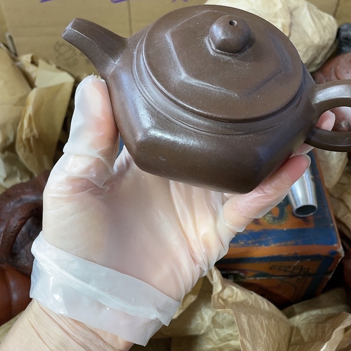 茶壶紫砂矿泥料，手工制作的一把紫砂壶。