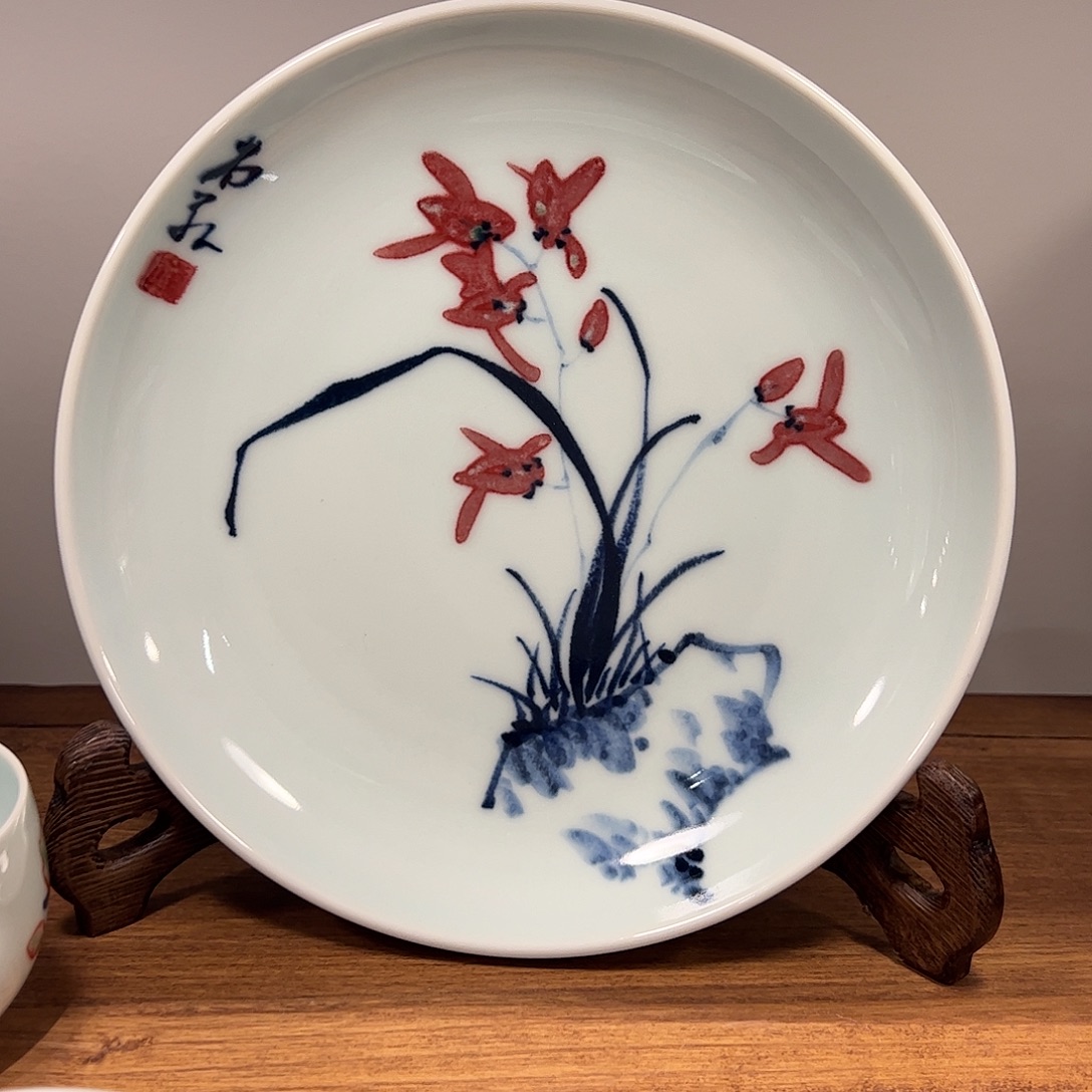 庚***白青花釉里红答谢款18公分盘