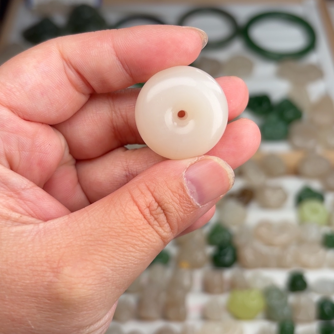 和田玉颈饰未镶嵌四****）