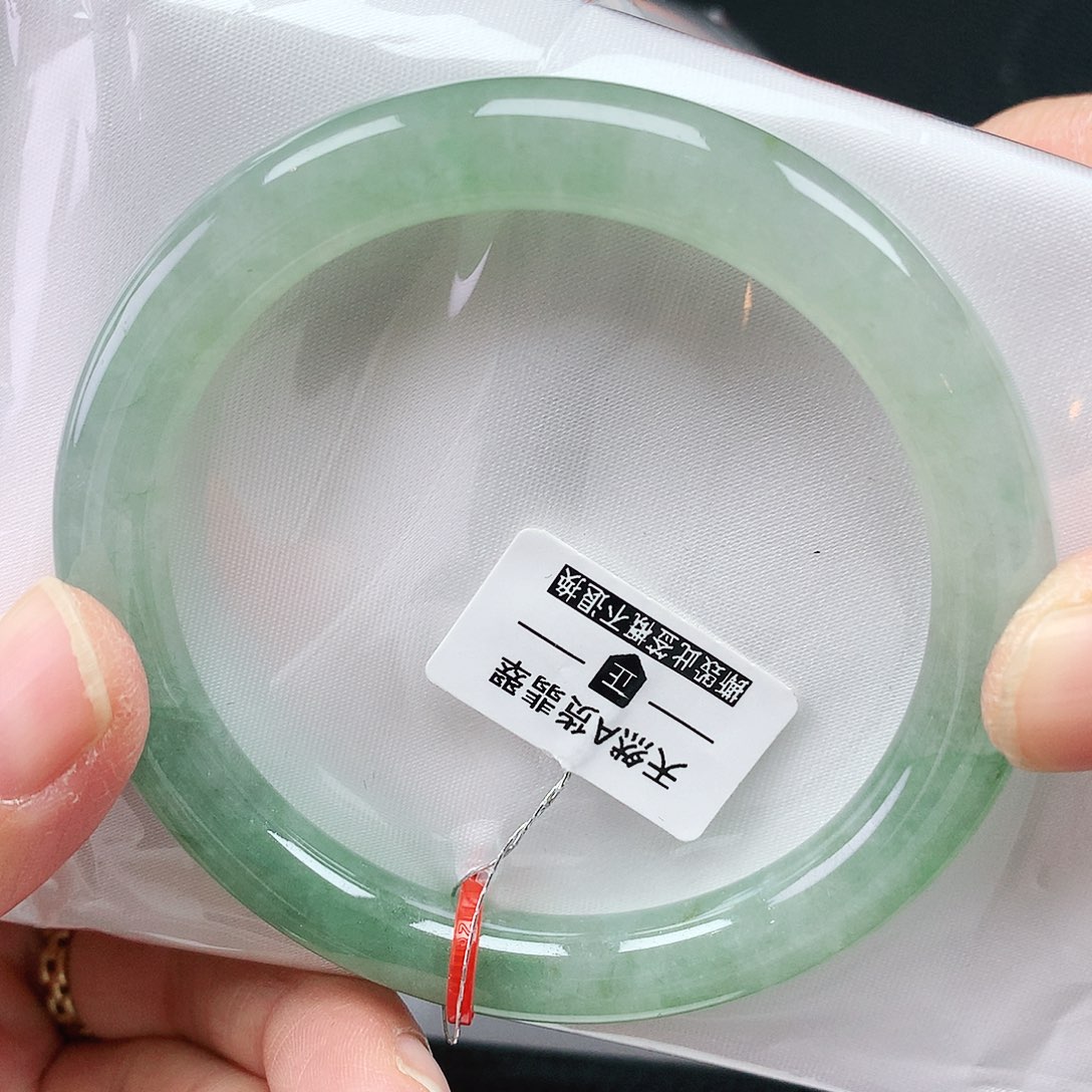 翡翠手镯未镶嵌55圈