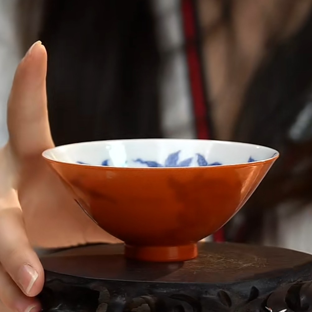 F外珊瑚红地内青花寿桃纹斗笠杯