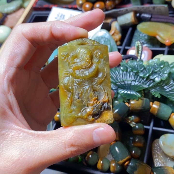 蛇纹石玉颈饰未镶嵌