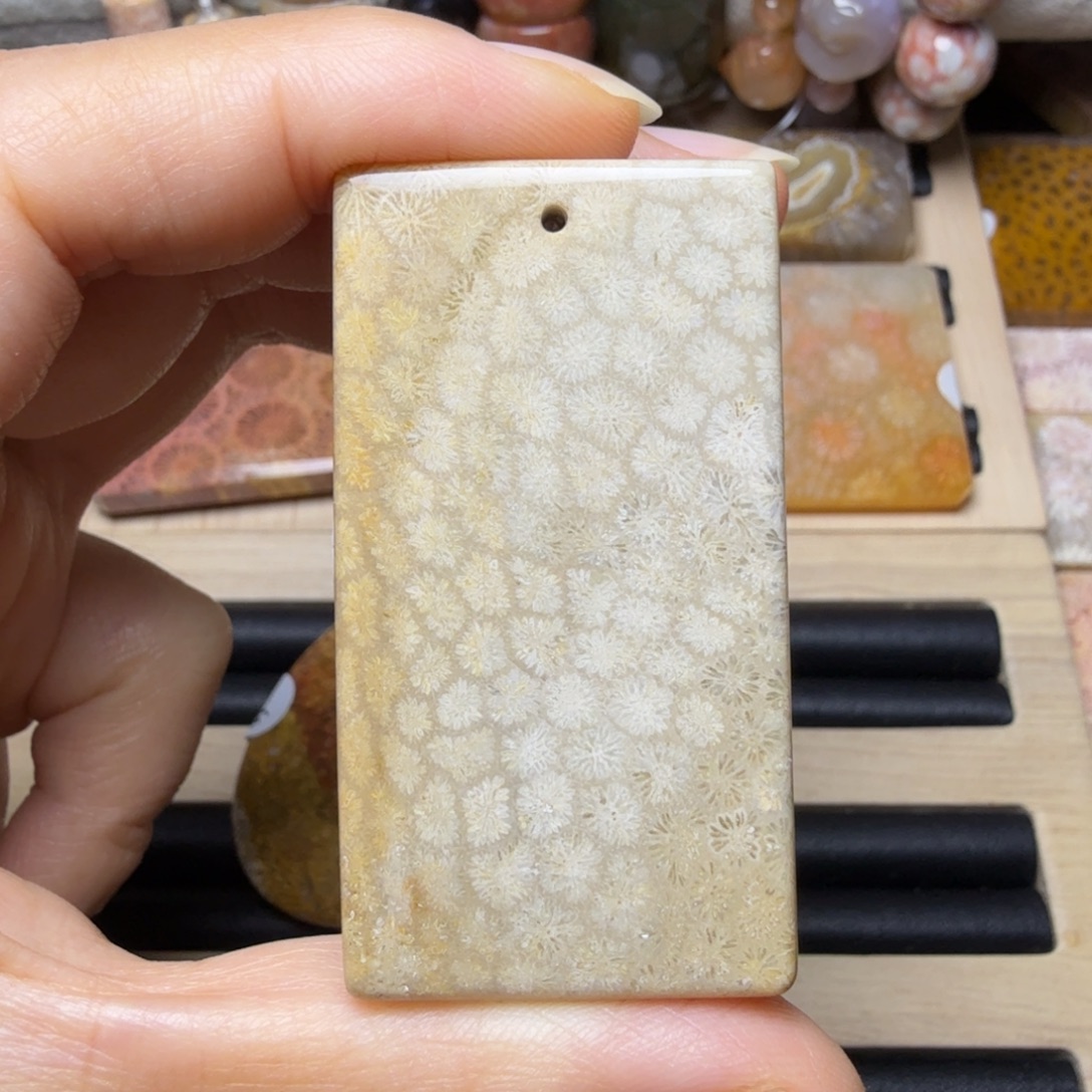 硅化玉未镶嵌黄色枫叶大颗粒，可盘