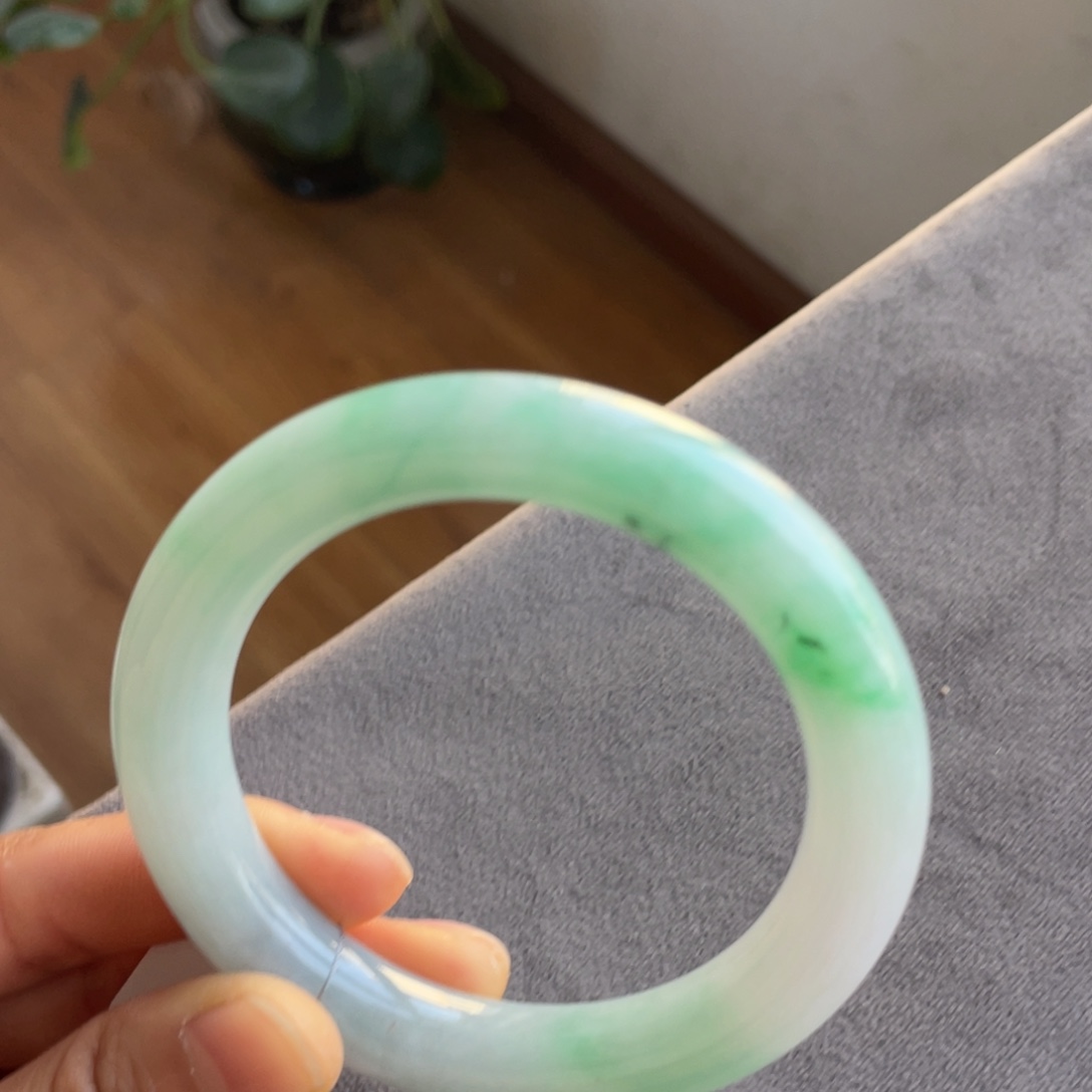 翡翠未镶嵌手镯白底青圆条